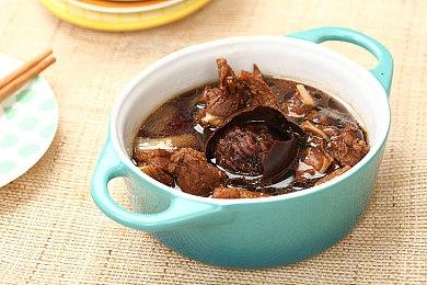 美国短跑名将诺亚·莱尔斯赛前展示“青眼白龙”游戏王卡牌 并夺得第一